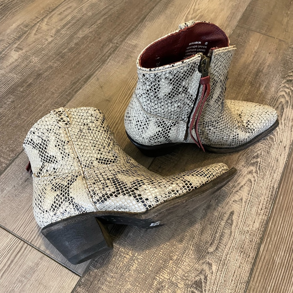 Freebird Miramar Black and White Snake Size 5 Boots